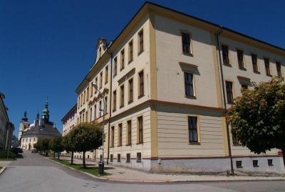 Škola - hlavní budova, radnice a kostel
