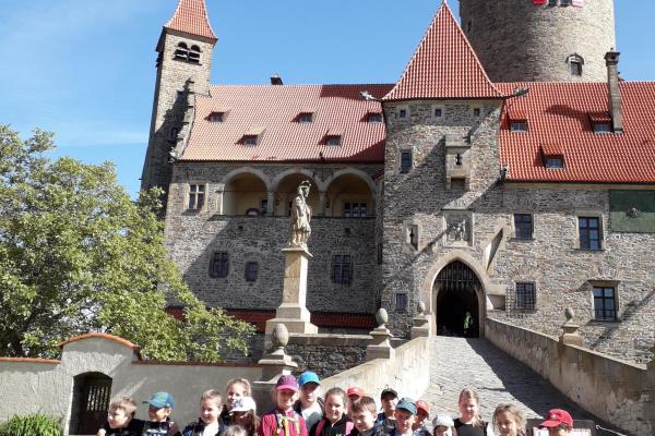Školní výlet na hrad Bouzov a do Javoříčských jeskyní