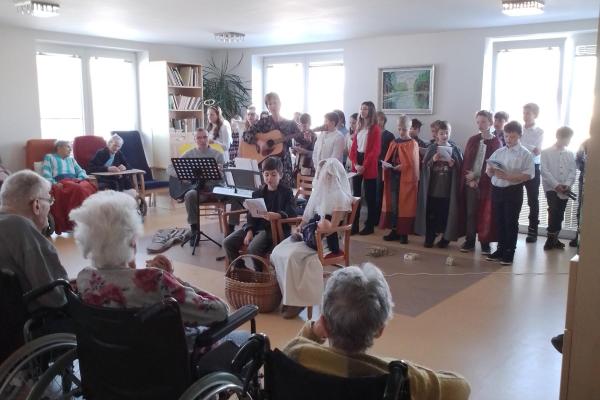 Děti z 5. třídy potěšily seniory v Domově nad Kašpárkem